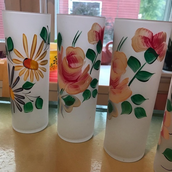 Vintage Mid Century Set of 7 Frosted Handpainted Floral Tumbler Glasses. - Picture 2 of 5